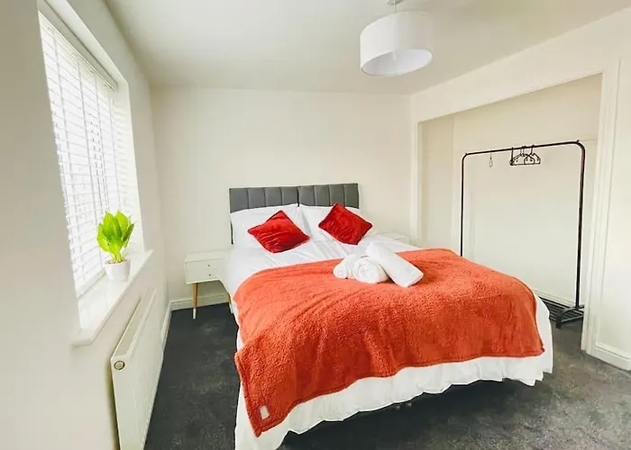 Plantsbrook Place - Luxury 4 Bed House + Parking