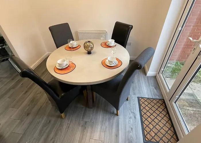 Plantsbrook Place - Luxury 4 Bed House + Parking