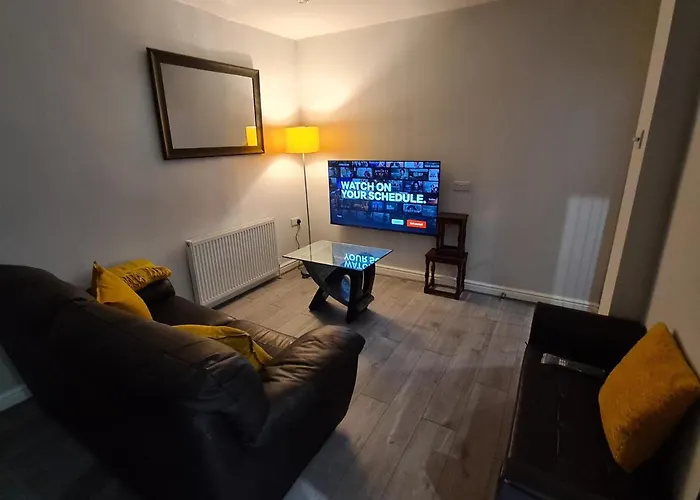 Whole House - 4 Bedrooms - Parking - Sleeps 8