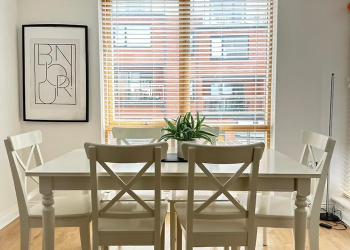 Spacious 4Br 4Ba Gated Townhouse With Balconies, Central Jq