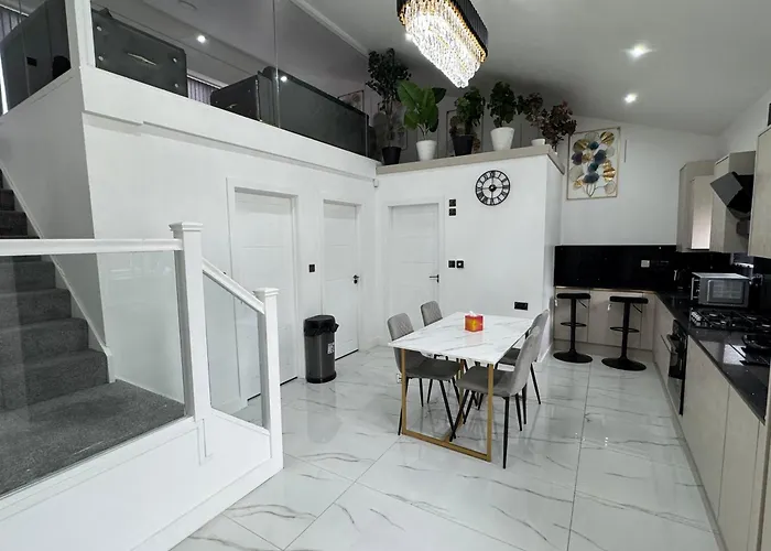 New Modern Stylish Villa Near City Centre Birmingham, With Outdoor Hot Tub