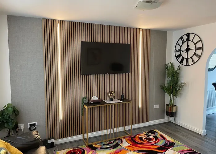 Plantsbrook Place - Luxury 4 Bed House + Parking