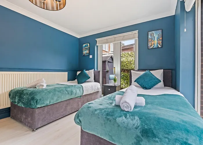 Hyped Properties' Stylish 4Br Home Best For Groups & Business Stays Near Centre & Golf With Parking