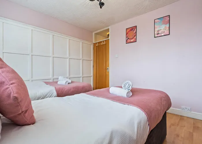 Hyped Properties' Stylish 4Br Home Best For Groups & Business Stays Near Centre & Golf With Parking