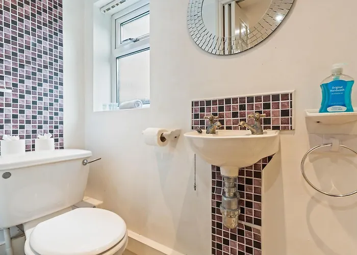 Hyped Properties' Stylish 4Br Home Best For Groups & Business Stays Near Centre & Golf With Parking