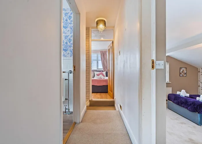 Hyped Properties' Stylish 4Br Home Best For Groups & Business Stays Near Centre & Golf With Parking