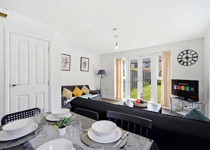 Modern House In City Centre With Private Parking And Gated Property